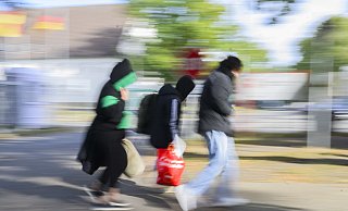 Geflüchtete Menschen - das Thema Migration wird aktuell wieder sehr strittig diskutiert. - Julian Stratenschulte/dpa