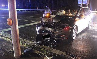 Auto und Ampelmast wurden stark beschädigt. - Polizei Minden-Lübbecke