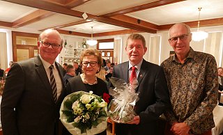Raphael Schäfers (v. l.), Vorsitzender der MIT-Bad Lippspringe, Magdalena Rummeny, Senior-Chefin des Restaurants "Zur Quelle" sowie die beiden Gastredner Ulrich Helmut Happe und Wolfgang Peters freuen sich über einen informativen Abend. - Klaus Karenfeld