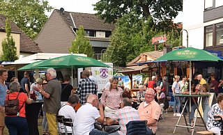 In kleinen Gruppen standen oder saßen die Besucher zusammen bei den vergangenen Abendmarkt-Veranstaltungen auf dem Barmeierplatz. - Mareike Patock