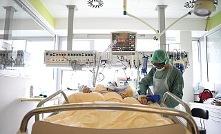 Aktuell werden auf deutschen Intensivstationen mehr als 1.230 Covid-19-Patienten behandelt. - picture alliance / HELMUT FOHRINGER / APA / picturedesk.com