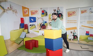 Mitten in den Be-Up-Elementen: Georg Thiele von der NaNoForm Airbag Sports GmbH ist Vertriebsleiter für die neuen Möbel. - Yvonne Gottschlich