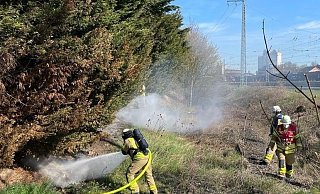 In der Nähe der Gleise hatte am Oberen Hilgenstock eine Böschung Feuer gefangen. - FW Warburg