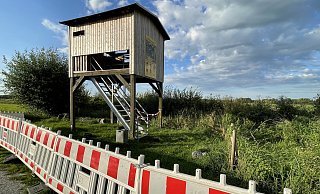 Der Aussichtsturm ist seit dem Brandmorgen gesperrt. - Tasja Klusmeyer