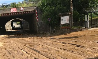 Am Morgen: Zurückgebliebener Schlamm auf der B64 in der Ortschaft. Einer der Einsatzorte für die Feuerwehr. - Berbüsse