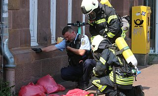 Der Herforder Bahnhof war am Sonntagnachmittag zeitweise komplett gesperrt, da mehrere Menschen über Atemwegsreizungen und Übelkeit klagten. Als Ursache lokalisierten die Einsatzkräfte der Feuerwehr eine bislang unbekannte Substanz in einer Mülltüte, die sichergestellt wurde. - Claus Frickemeier