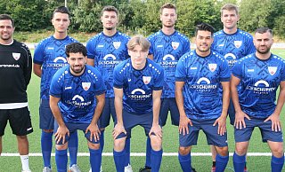 Jöllenbecks Trainer Lennard Warweg (hinten links) mit den Zugängen Sandro Fiorentino (v. l.), Daniel Klassen, Marc Milse und Philipp Josupeit sowie vorne Dilgis Yildiz, Jan Noah Wittenstein, Sercan Erülkeroglu und Rano Sabir. Es fehlt Davor Ilic. - Nicole Bentrup