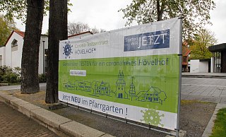 Eines der 67 Corona-Testzentren im Kreis befindet sich im Hövelhofer Pfarrheim neben der Kirche St. Johannes Nepomuk. - Thoering