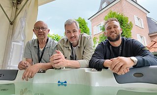 Geschafft: Joachim Öttking (v.l.), Johnny Dähne und Maximilian Berg haben der portugiesischen Nationalmannschaft mit ihrem Team innerhalb weniger Stunden einen 306-Kilogramm schweren Whirlpool geliefert. - Claudius Henzel