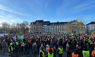 Dicht gedrängt stehen die Landwirte bei der Protestkundgebung in Höxter. - Ralf T. Mischer