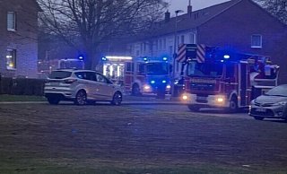 Die Feuerwehr musste mit mehreren Löschfahrzeugen nach Rodenbeck anrücken. Das Feuer brach im Keller eines Mehrfamilienhauses aus. - pr