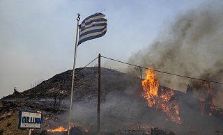 Es brennt im Urlaubsparadies Griechenland: Wer als Reisender jetzt zum Beispiel im Südosten der Insel Rhodos ist, will nur noch nach Hause. - PETROS GIANNAKOURIS