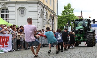 Der Traktor-Zieh-Wettbewerb hat Hunderte an die Strecke gezogen. Unter tosendem Applaus gingen nacheinander zehn Team mit jeweils acht Personen an denn Start und zogen das 8,1 Tonnen schwere Gefährt bis ins Ziel. - Claus Frickemeier
