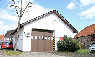 Zu eng für Fahrzeug und Feuerwehrleute: Das alte Feuerwehrgerötehaus in Entrup. - David Schellenberg