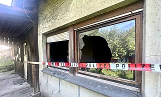 Die Polizei hat das beschädigte Gebäude am Widenlübberts Weg in Gütersloh beschlagnahmt. - Wolfgang Wotke