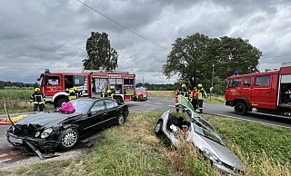 In Harsewinkel hat es eine schwere Kollision zweier Autos gegeben. Die Haller Straße musste für die Dauer der Einsatzarbeiten gesperrt werden. - Thorsten Heß