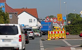 Die Baustelle in der Herringhauser Ortsdurchfahrt führt zu Beeinträchtigungen im Straßenverkehr. - FRANK-MICHAEL KIEL-STEINKAMP