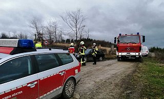 Oberhalb des Unfallortes sammeln sich die Einsatzkräfte. - Burkhard Battran