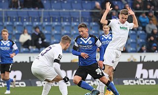 Der 19-jährige Marius Wörl (Mitte) besetzt trotz seines jungen Alters bei Arminia Bielefeld auch die Rolle des Antreibers. - Oliver Krato