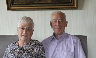 Waltraud und Helmut Poggemöller halten seit 65 Jahren fest zusammen. - Klaus Frensing