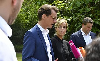 Hendrik Wüst und Mona Neubaur stellen sich zu Beginn der Koalitionsverhandlungen den Presse-Fragen. - ROBERTO PFEIL