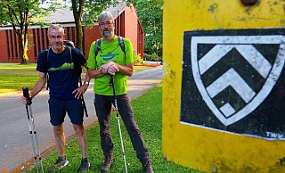 20 Uhr: Nach knapp zwölf Stunden sehen Ludger Osterkamp und Peter Rüther noch recht frisch aus - 61 Kilometer haben sie an der Eckardtsheimer Kirche in den Knochen. - Kurt Ehmke