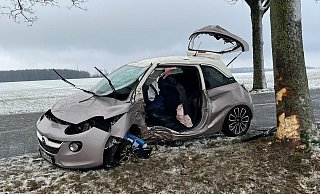 Die Fahrerin des total beschädigten Opel Corsa musste von der Borchener Feuerwehr aus ihrem Auto befreit werden. - Polizei Paderborn