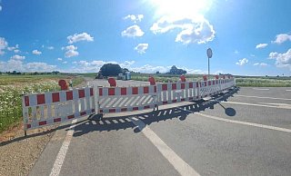 Bald soll's dort entlang gehen: Die Verlegung der Lother Straße ist derzeit in vollem Gange, die Bauarbeiten laufen. Die Strecke von Steinheim in Richtung Hagedorn (rechts) ist indes schon fertiggestellt und befahrbar. - Madita Schellenberg