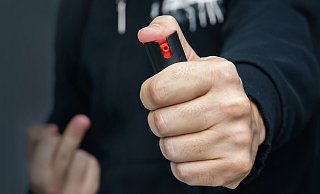 Die Täter sprechen ihr Opfer erst an, dann zücken sie ein Pfefferspray-Sprühgerät. - Symbolfoto: IMAGO (xdiy_13x)