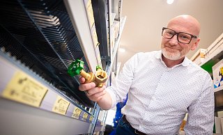 Heizungs- und Sanitär-Experte Thorsten Finke erklärt, wie sich Hausbesitzer gegen Wasserschäden wappnen können. - Mike-Dennis Müller / www.mdm.photo
