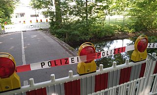 Unbekannte haben an der Brücke über den Abrooksbach in Harsewinkel das Geländer demoniert und in den Bach geworfen. - Robert Becker