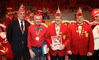 Präsident Rolf Schröder vom Bund Westfälischer Karneval (BWK) zeichnet Josef Donhof mit dem Goldenen Verdienstorden des Bundesverbands aus (v. l.) und ernennt Wigbert Rath zum BWK-Ehrenmitglied. Der Eintracht-Vorsitzende Bernd Austerschmidt gratuliert. - Regina Brucksch