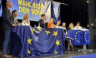Dave Pador-Sundermeyer (Bündnis 90/Die Grünen, v.l.), Verena Mertens (CDU), Micha Kaspers (FDP) und Ludwig Degmayr (Freie Wähler) werden von Moderator Tobias Fenneker auch zum Thema Zuwanderung befragt. - Ralf T. Mischer