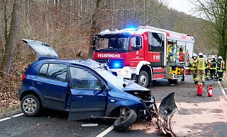 Bei einem Verkehrsunfall auf der Rüthener Straße im Bürener Stadtteil Weine ist ein 63-jähriger Autofahrer ums Leben gekommen. - Ralph Meyer