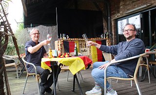 So alleine wie auf diesem "Vor-EM-Foto" haben Andreas Köppe (l.) und Mario Fürstenau vom Mexim's schon seit Wochen nicht mehr auf ihrer Terrasse gesessen. - Meiko Haselhorst