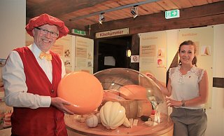 Intensiv bei der Vorbereitung: Bernd Bartels-Trautmann und Stella Klassen freuen sich auf den 12. Deutschen Käsemarkt in Nieheim. - David Schellenberg