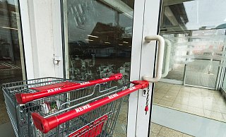 Eine Supermarkttür konnte mit dem Tempo eines fliehenden Ladendiebs in Beverungen nicht mithalten. - Symbolbild: Lena Henning