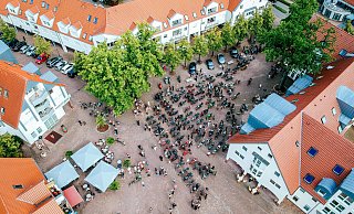 So viel ist nur selten auf dem Holter Kirchplatz los. - Besim Mazhiqi