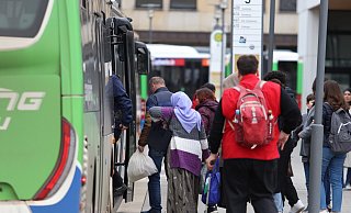 Am Nahverkehr im Mühlenkreis gibt es immer wieder Kritik. Fahrgäste regen sich vor allem über schlechte Verbindungen und verpasste Anschlüsse auf. - Alex Lehn