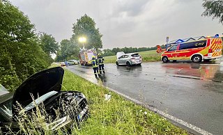 Das Auto im Graben wurde von einer 21-Jährigen gesteuert. Schwer verletzt wurde der Fahrer des silbernen Wagens. - Jens Reddeker