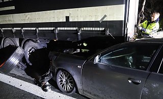 Das Auto hatte sich unter den Lastwagen geschoben. - Charlotte Mahncke