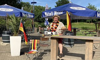 Wirt Mark Weiß ist vorbereitet, im Biergarten wird das Spiel per Beamer übertragen. - Yvonne Gottschlich