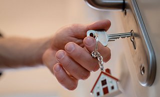Wohnungsschlüssel sind schnell gemacht. Anders sieht’s bei Wohnungen aus: Steigende Preise beim Baumaterial und anziehende Bauzinsen lähmen den Wohnungsneubau. - IG BAU / Tobias Seifert