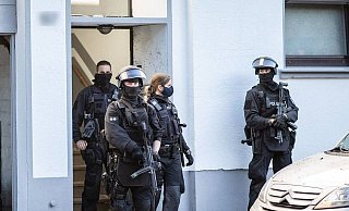 Der Angeschossene soll mit einem Messer hantiert und Teile eines Gebäudes in Brand gesetzt haben, berichten Polizei und Staatsanwaltschaft. - Symbolfoto: Picture Alliance