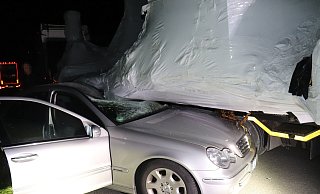 Fahrzeug und Ladung wurden beim Unfall beschädigt. - Polizei