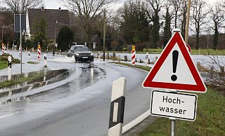 Das Foto zeigt die Kornstraße im Rheda-Wiedenbrücker Ortsteil Lintel. Auch hier haben sich nach dem Dauerregen große Pfützen gebildet. - Thoering33161 Hoevelhof
