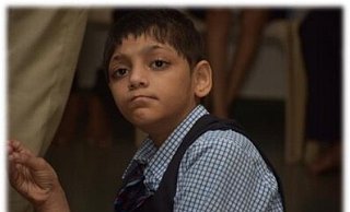 Dieser Junge in der Jeevdan Sonderschule für geistig behindere Kinder und Jugendiche in Indien freut sich über die Untersützung aus Espelkamp. - Baugemeinde Espelkamp