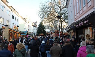 Der verkaufsoffene Sonntag und der Weihnachtsmarkt haben Tausende Besucherinnen und Besucher in die Paderborner City gelockt. - Moritz Jülich
