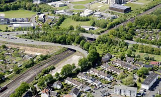 Das Ende der alten Bahnhofstraßen-Brücke (vorne) rückt näher. - Gerd Vieler