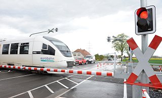 Freie Bahn für die Bahn: An der Bahnstrecke zwischen Bünde und Rahden wurden bereits zahlreiche Bahnübergänge modernisiert und mit moderner Technik ausgestattet. Dazu zählt auch der Übergang am Lübbecker Maschweg. - Archiv Joern Spreen-Ledebur Freie Bahn für die Bahn: An der Bahnstrecke zwischen Bünde und Rahden wurden bereits zahlreiche Bahnübergänge modernisiert und mit moderner Technik ausgestattet. Dazu zählt auch der Übergang am Lübbecker Maschweg. - Archiv Joern Spreen-Ledebur